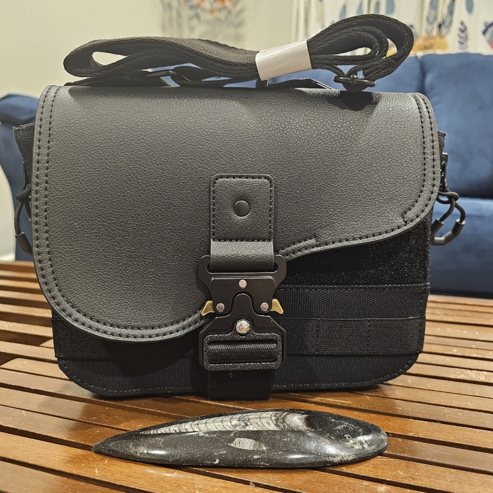 NWT- Unisex, leather and hard canvas, quick access, conceal carry bag in Raven.